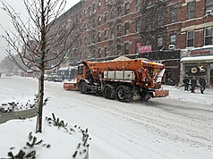 美國東岸主要城市25日降大雪，圖為紐約曼哈頓的鏟雪車持續運作維繫交通。