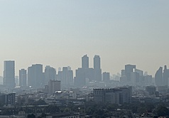 泰國曼谷市區PM2.5濃度達到紅色警戒級別，建築物被霧霾籠罩，呈現一片灰濛濛。
