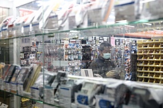 台經院上修2026年經濟成長率至4.05%，看好人工智慧（AI）需求續熱、關稅疑慮淡化、民間消費動能回升，預期將轉為「內外皆溫」，但仍須留意國際政經情勢變化；台灣物價上半年應呈現平穩，全年CPI成長率估為1.66%。圖為台北市中正區光華商場民眾於電子零組件店購物。
