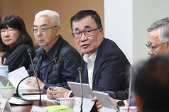 台北市都市計畫委員會26日審議輝達（NVIDIA）進駐北士科案，副市長李四川（右）主持會議。