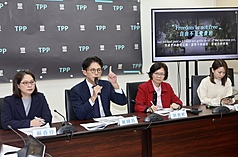 民眾黨立院黨團總召黃國昌（左2）、立委劉書彬（右2）、政策會執行長賴香伶（左）及黨團主任陳
智菡（右）26日在立法院舉行記者會，說明民眾黨版「保衛國家安全及強化不對稱戰力計畫採購特別條例草案」。