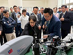 副總統蕭美琴（前排左）26日前往亞洲無人機AI創新
應用研發中心，實地了解台灣無人機產業最新發展。
（雷虎提供）
