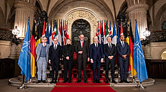 第三屆北海高峰會在德國漢堡舉行，各國領袖與代表在會場內合影。峰會聚焦離岸風電、跨國電網與氫能發展，與會成員並共同簽署「漢堡能源宣言」，強化北海再生能源合作。
（德國聯邦政府提供）