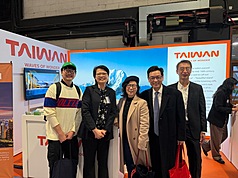 愛爾蘭旅遊產業盛會「都柏林國際旅展」23至25日舉行，駐愛爾蘭代表唐殿文（右2）及都柏林中文學校校長劉淑慧（左2）現身推廣台灣觀光旅遊。
（駐愛爾蘭代表處提供）