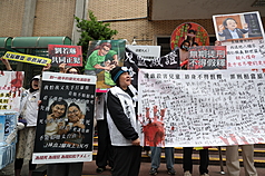 保母姐妹劉彩萱、劉若琳被控虐死剴剴案二審27日宣判，宣判前民眾聚集拿著布條及手舉牌高喊「重判兒盟保母」等口號表達訴求。