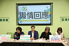 民進黨立法院黨團27日上午在立法院舉辦記者會，民進黨立委沈伯洋（左1）、鍾佳濱（左2）、陳培瑜
（右2）、張雅琳（右1）回應媒體提問。
