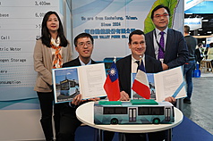 氫谷動能執行副總經理謝耀霆（前左）與法國OPmobility歐洲區總經理彭雄（Xavier Ponchon，前右）簽約合作。駐法代表處經濟組組長吳嘯吟（後右）、巴黎台灣貿易中心主任林君憶（後左）見證。
