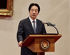 PD
賴總統主持將官晉任授階典禮
總統賴清德（圖）28日在總統府主持中華民國115年2
月份將官晉任授階典禮表示，身為國軍的領導幹部必
須持續精進，更要帶領部隊轉向更務實更具彈性的實
戰訓練，我們要靈活發展各種克敵政策，運用科技與
人工智慧，打造出有效、可恃、現代化的戰力。
中央社記者張皓安攝 115年1月28日
