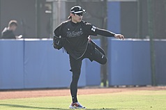 世界棒球經典賽（WBC）台灣隊持續在國訓中心集訓，35歲投手「歐吉桑」陳冠宇（圖）27日報到、加
入集訓。資料照片。(中華職棒提供）

