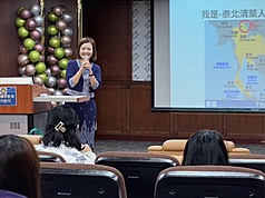 移民署台北市服務站28日邀請泰國新住民伍精唯
（Beka Chidapha）（立者）擔任講師，分享在台灣的
故事，並鼓勵新住民朋友將多元文化背景及語言專業
轉化為跨文化交流橋梁。
（移民署提供）
