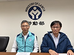 勞動部職業安全衛生署職業安全組組長陳光輝（左）28日指出，為加強監督重複發生重大職災或屢
次違反職安法令的事業單位改善且避免職災，已正式公告加強監管執行計畫，將列管並公布高職災、違規廠場及工程。