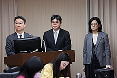 立法院交通委員會29日審查發展觀光條例部分條文修正草案等案，邀請交通部長陳世凱（左）、觀光署長陳玉秀（右）、鐵道局長楊正君（中）列席備詢。