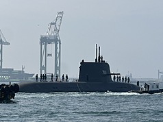 潛艦國造原型艦海鯤艦29日首度潛航測試，上午10時許在層層戒備下出海，潛艦上可見多名國軍人員。(中央社)