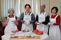 賴清德總統（左2）與民主進步黨籍立法委員何欣純（右）29日到台中市北屯區大坑山區，陪長輩一起製
作童年回憶紅龜粿。