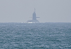 潛艦國造原型艦海鯤艦29日首度潛航測試，在上午10時許駛出高雄港區。
