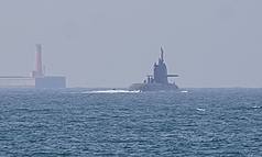 PD
海鯤號潛航測試　駛向外海（2）
潛艦國造原型艦海鯤艦29日首度潛航測試，在上午10
時許駛出港區，軍事專家紀東昀受訪表示，海鯤艦應
該會進行淺水域的潛航測試，主要先達到潛望鏡的深
度，也就是約10至20公尺深度，讓艦艇伸出潛望鏡跟
呼吸管進行測試。
中央社記者董俊志攝　115年1月29日
