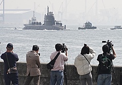 PD
海鯤艦首次潛航測試　軍事迷加油（3）
潛艦國造原型艦海鯤艦29日上午首次進行潛航測試，
海鯤艦駛出船塢後，軍事迷、媒體聚集在岸際拍攝。
中央社記者董俊志攝　115年1月29日
