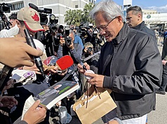 ED
黃仁勳來台　抵松機與粉絲簽名互動
輝達執行長黃仁勳（前右）29日從香港搭乘專機抵
台，於台北松山機場先與粉絲問好互動，並在粉絲提
供的棒球、乒乓球拍、傳記等物品上簽名。
中央社記者鍾榮峰攝　115年1月29日
