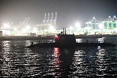 潛艦國造原型艦海鯤艦29日進行第一次潛航測試，吸
引大批媒體、軍事迷關注，上午出海後至晚間天色全
黑才返回高雄港區。
