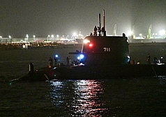 潛艦國造原型艦海鯤艦29日首次進行潛航測試，引發
各界高度關注，晚間返航緩緩駛進高雄港區。