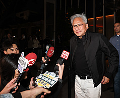 輝達執行長黃仁勳（右）29日搭機抵台，晚間與台積
電創辦人張忠謀在台北市松山區餐廳聚餐，步出餐廳
離去前停下腳步接受現場媒體訪問。
