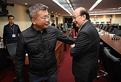民進黨立法院黨團30日上午召開黨團會議，表態參選新會期總召的民進黨立委蔡其昌（前左）與現任黨團總召柯建銘（前右）於會前問候致意。
