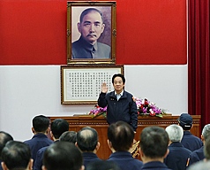 總統賴清德（後）30日下午至警政署出席115年第1次署務會報，代表全體國人向每一名長期堅守崗位、無私奉獻的警察，致上最誠摯感謝。
