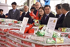 JD
卓榮泰南下高雄表彰緝毒有功人員（2）
行政院長卓榮泰（右3）30日南下高雄表彰緝獲坦尚
尼亞籍貨輪走私近1.3噸毒品有功單位，並與海委會主
委管碧玲（右4）等人一同了解相關查緝成果。
中央社記者董俊志攝　115年1月30日
