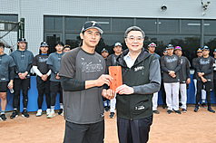 行政院長卓榮泰（前右）30日到高雄國家運動訓練中心，致贈新台幣20萬元加菜金予正在備戰世界棒球經典賽（WBC）的台灣隊，由隊長陳傑憲（前左）代表收下。（中職聯盟提供）