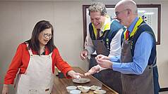 農曆春節將至，海委會主委管碧玲（左）30日邀請美國在台協會（AIT）處長谷立言（右）等人登上雲林艦，一同DIY包餃子，場面相當歡樂。

