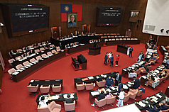 立法院會30日挑燈夜戰，藍白聯手通過多項爭議法案，但預算會期卻一毛未審總預算。
