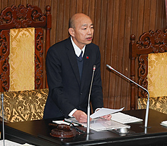 立法院本會期最後一次院會30日晚間落幕，院長韓國
瑜（圖）呼籲朝野為了國家發展，仍應持續以對話取
代對抗，用溝通化解歧見，共同為全國人民的福祉來
努力。