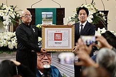 台灣戒嚴時期政治受難者關懷協會前會長劉金獅追思會31日在台北濟南教會舉行，總統賴清德(右)親臨將劉金獅褒揚令頒贈給家屬。
