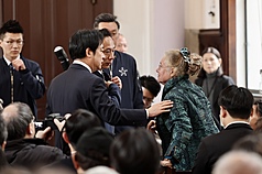 總統賴清德(左)31日在台北濟南教會出席台灣戒嚴時期政治受難者關懷協會前會長劉金獅追思會，賴總統向出席追思會的人權學者艾琳達(Linda Gail Arrigo)(右)致意。
