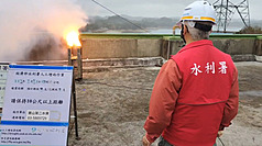 水利署北區水資源分署考量近期降雨偏少且1期農作即將灌溉，31日上午10時實施寶二水庫人工增雨，施放2支焰劑，距離上次增雨作業間隔589天。（北水分署提供）
