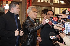 輝達（NVIDIA）執行長黃仁勳（中）31日晚間在台北宴請供應鏈夥伴高層，抵達時接受媒體訪問。