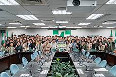 民進黨31日發布新聞稿表示，「2026春季破浪培力營」已圓滿落幕，黨主席、總統賴清德許諾會給大家一個更好的台灣，請大家要保有理想、勇氣，勇敢寫下自己的人生故事。（民進黨提供）