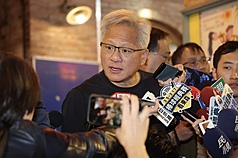 有外媒報導，由於輝達（NVIDIA）執行長黃仁勳（中）對OpenAI不滿意，導致輝達投資OpenAI計畫停滯。黃仁勳31日晚間結束「兆元宴」後受訪，駁斥這項報導是「無稽之談」，強調輝達會對OpenAI進行鉅
額投資。