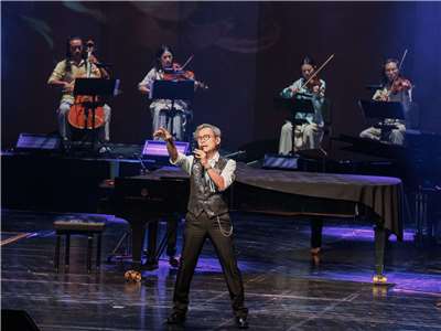 創作歌手羅大佑宣布啟動《四季戀紅交響宴音樂會》台中與高雄巡演，帶來融合古典與流行的跨界演出。(大右音樂提供)