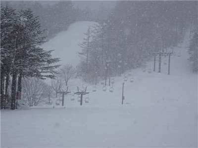 日本滑雪場吸引許多海外遊客。圖為草津溫泉滑雪場。(中央社資料照片)。