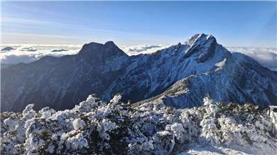 玉山氣象站9日清晨曾降雪，同時10日清晨6時26分為攝氏零下5.6度，氣象署特別在臉書分享天氣放晴時，玉山周遭覆蓋著白雪的照片。(中央氣象署粉專)