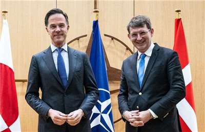 丹麥國防部長波爾森(Troels Lund Poulsen,右)19日會見北約秘書長呂特(Mark Rutte)。 (圖:X@SecGenNATO)