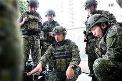 今年度中央政府總預算案尚未進入立法院審議階段，立院財委會5日將邀請相關部會專題報告影響範圍。據主計總處資料，包含國防部後備戰力提升、部隊戰演訓任務等都將受影響。圖為國軍召集訓練資料照。(楊仁翔 攝)