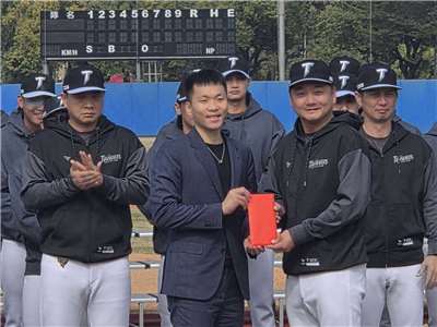 台灣隊備戰3月5日開打的第六屆WBC世界棒球經典賽，15日啟動第一階段集訓。運動部長李洋(前中)親赴現場加油打氣，並送上加菜金。前右為總教練曾豪駒。(江昭倫攝)