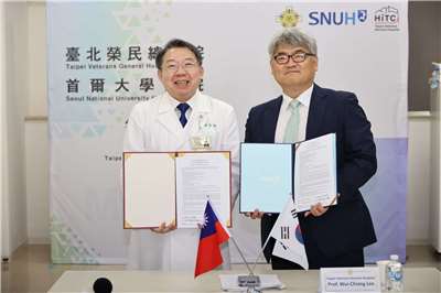首爾大學醫院放射腫瘤科教授Eui Kyu Chie (右)30日親送MOU，由北榮副院長李偉強代表接受(左)，台韓醫療合作邁入嶄新階段。(北榮提供)