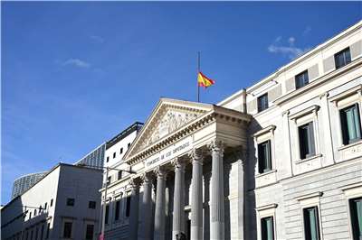 為鐵路事故遇難者致哀，西班牙公共建築均降半旗。圖為馬德里眾議院。