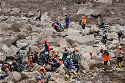 印尼西爪哇省萬隆地區的帕西朗古村，24日因為連日大雨山崩，造成好幾十人死亡。