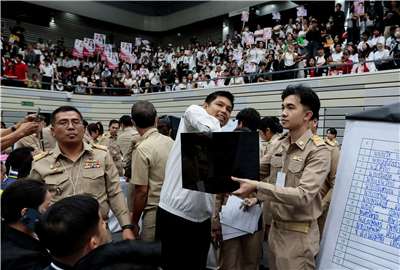泰國即將在2月舉行大選，圖為候選人日前抽籤，決定號次。資料照片。 