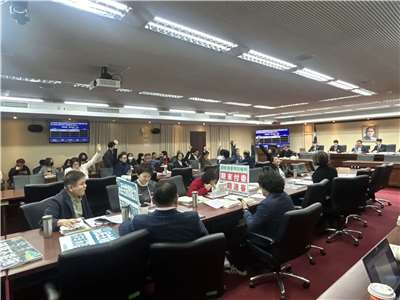 立法院本會期將於1月31日屆滿，立法院程序委員會今天(27日)召開最後一次會議，藍、白立委再度挾人數優勢通過國民黨團提案，下次院會議程將送院會處理。(趙婉淳 攝)