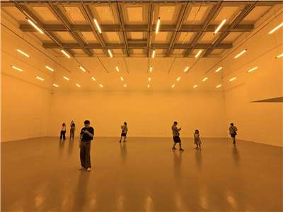 台北市立美術館2025年全年入館人次突破100萬，創下近十年新高。圖為「奧拉弗．埃利亞松：你的好奇旅程」特展，受到年輕人歡迎。(北美館提供)